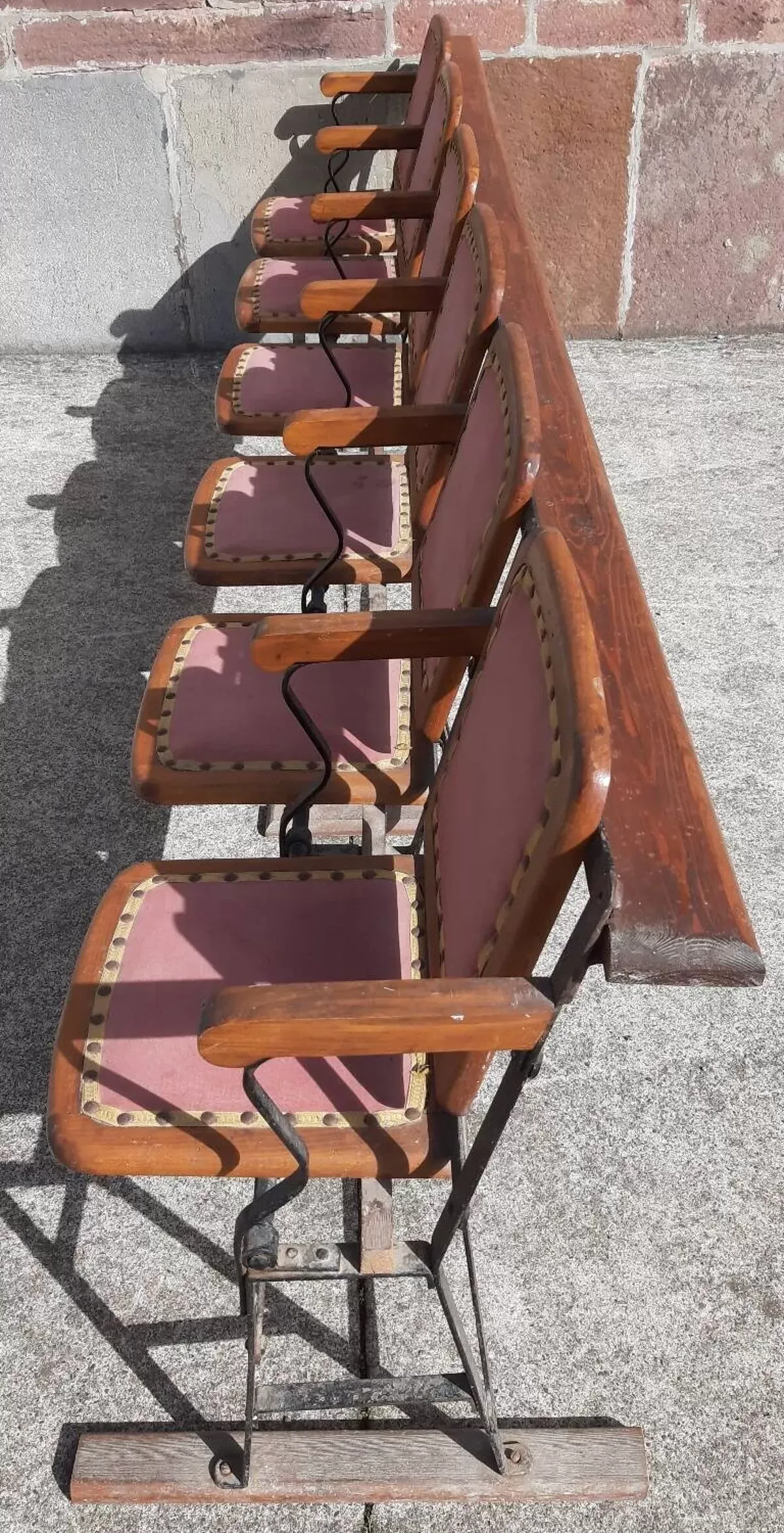 Illustration numéro 5 du produit Banquette de cinéma 6 places.