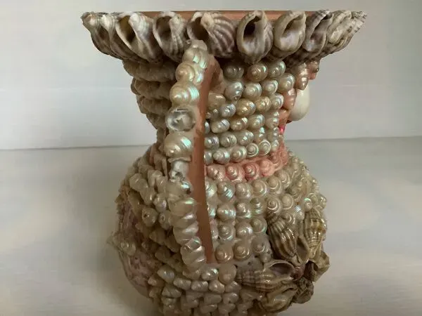 Illustration numéro 5 du produit Vase en coquillages art populaire