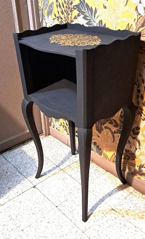 Illustration numéro 5 du produit Table de chevet 1930 bois repeint coloris noir rosace dorée