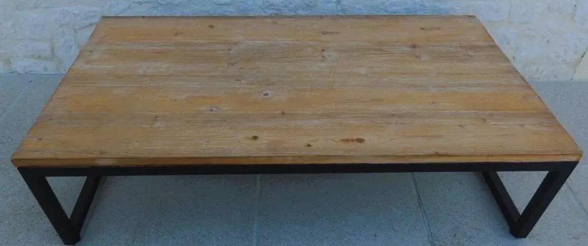 Illustration numéro 5 du produit Table basse de style industrielle à plateau de bois supporté par un piètement métallique-