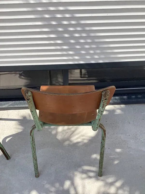 Illustration numéro 5 du produit Chaises écolier style vintage