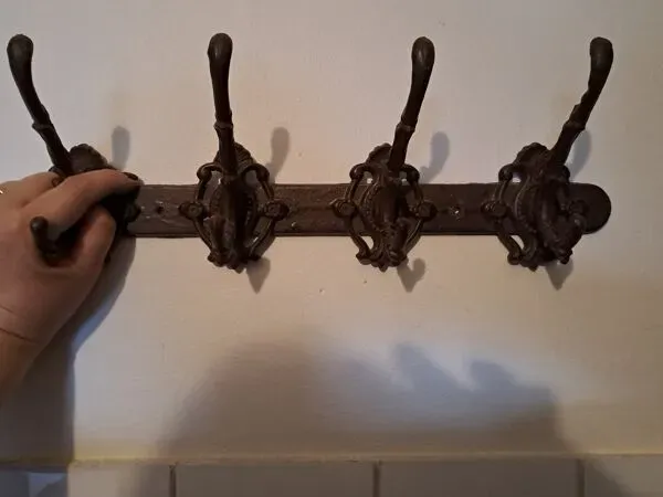 Illustration numéro 5 du produit Porte-manteau 4 patères en fonte, art populaire années 50, décoration vintage métallique