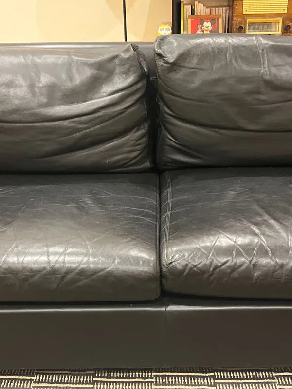 Illustration numéro 5 du produit Canapé 2 places en cuir noir vintage ann 70 Edelhard Harlis– 180 cm