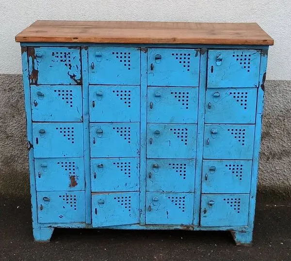 Illustration numéro 5 du produit Casier ancien en métal bleu avec plateau bois