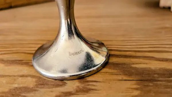 Illustration numéro 5 du produit Soliflore vintage Damart en métal poli – Design moderniste XXe siècle