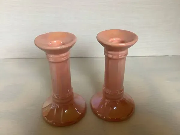 Illustration numéro 5 du produit Paire de bougeoirs roses nacrés irisés, années 70