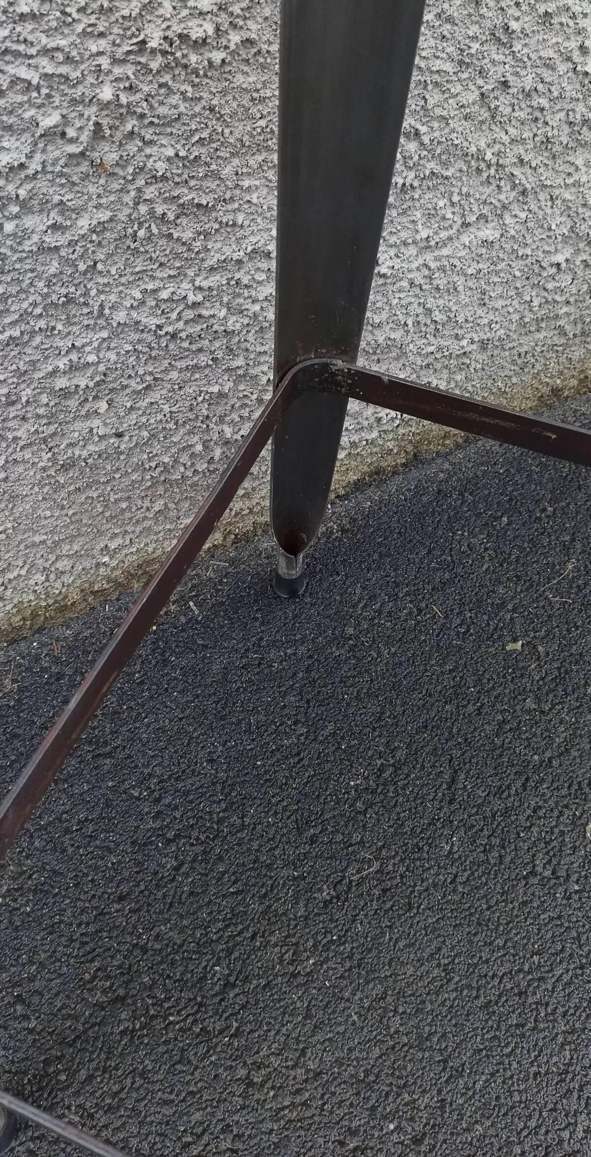 Illustration numéro 5 du produit Paire de tabourets en métal