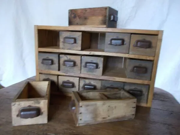 Illustration numéro 5 du produit Petit meuble de métier à tiroirs