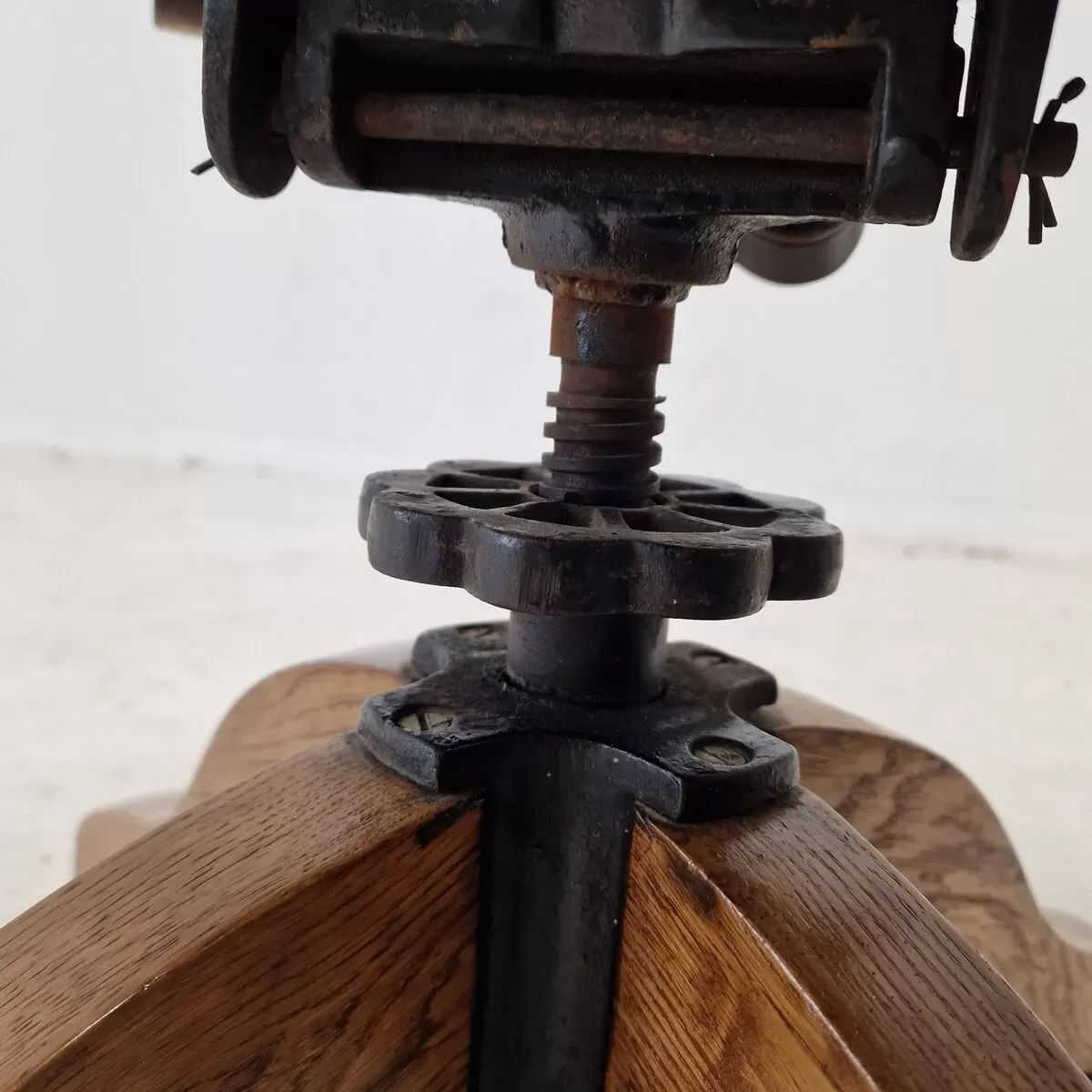 Illustration numéro 5 du produit Industrial Oak Swivel Chair, 1900's