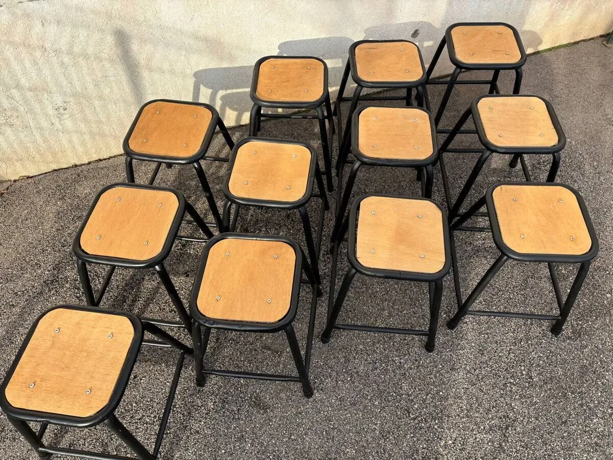 Illustration numéro 5 du produit Set de 12 tabourets industriels noirs