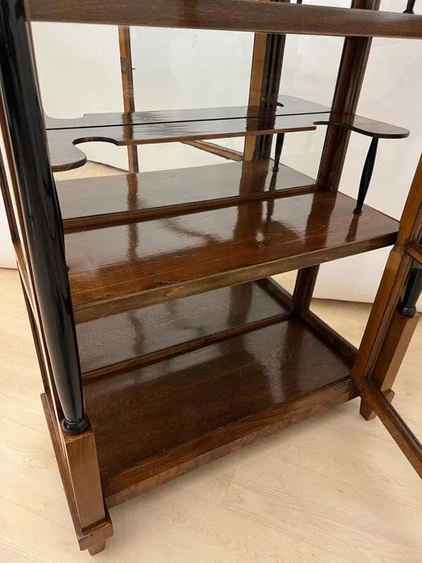 Illustration numéro 5 du produit Vitrine Biedermeier en noyer et laiton avec trois côtés vitrées, sud de l'Allemagne, 1830