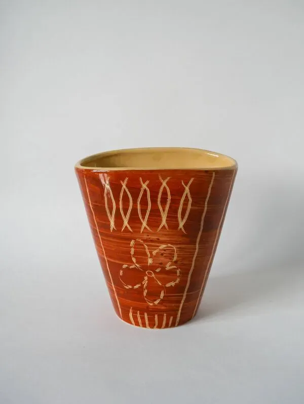 Illustration numéro 5 du produit Vase en céramique beige et marron à motifs, numéroté 1970