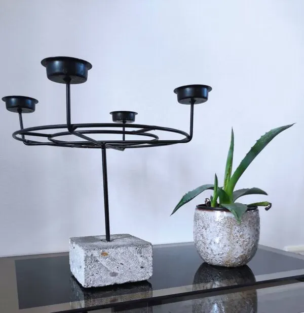 Illustration numéro 5 du produit Chandelier couronne de style industriel, brutaliste