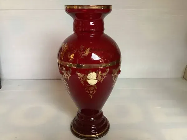 Illustration numéro 5 du produit Vase camée et cabochons rouges en verre bordeaux