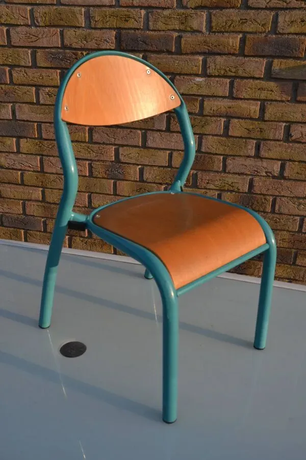 Illustration numéro 5 du produit Chaise vintage d'école maternelle
