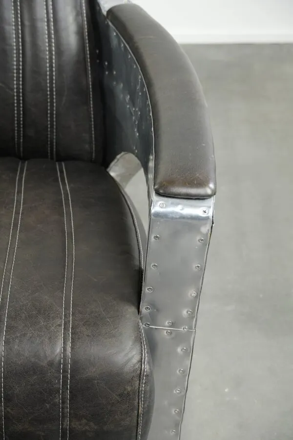 Illustration numéro 5 du produit Fauteuil aviateur en cuir de vachette, fini avec de l'aluminium et des rivets.