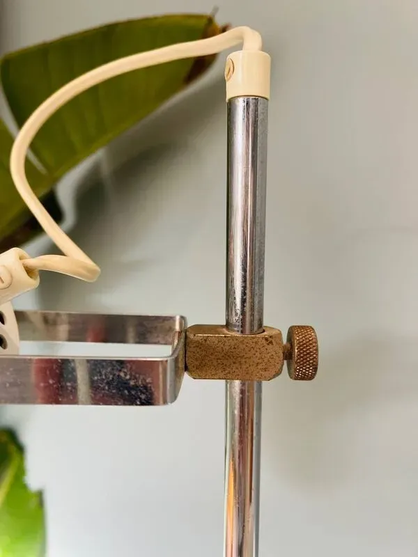 Illustration numéro 5 du produit Lampadaire en métal chromé et blanc, circa 1970