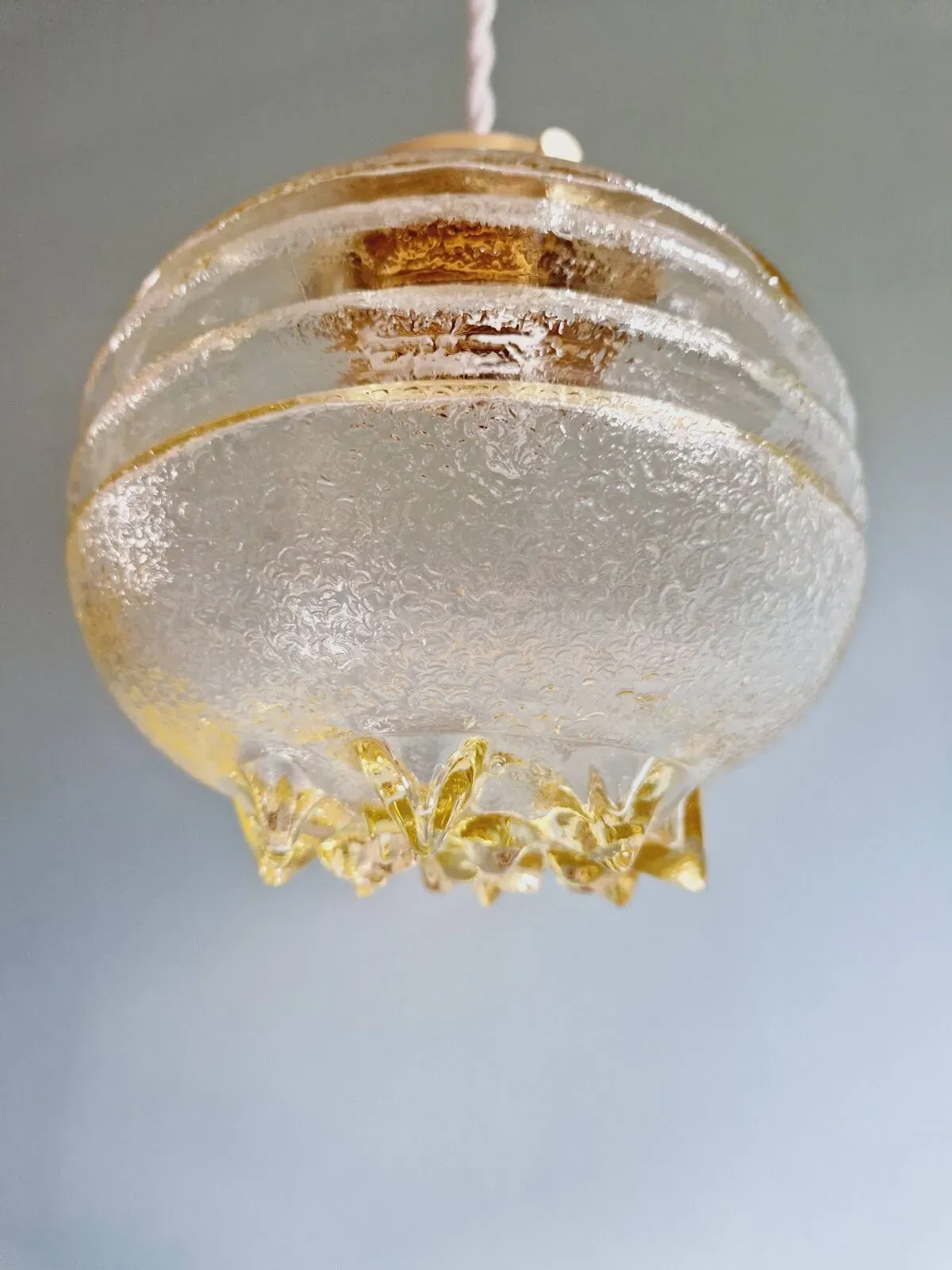 Illustration numéro 5 du produit Paire de Suspensions Space Age en verre transparent jaune, années 1960-70