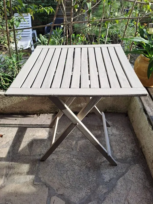 Illustration numéro 5 du produit Table jardin pliante en bois peinte en beige grisé carrée