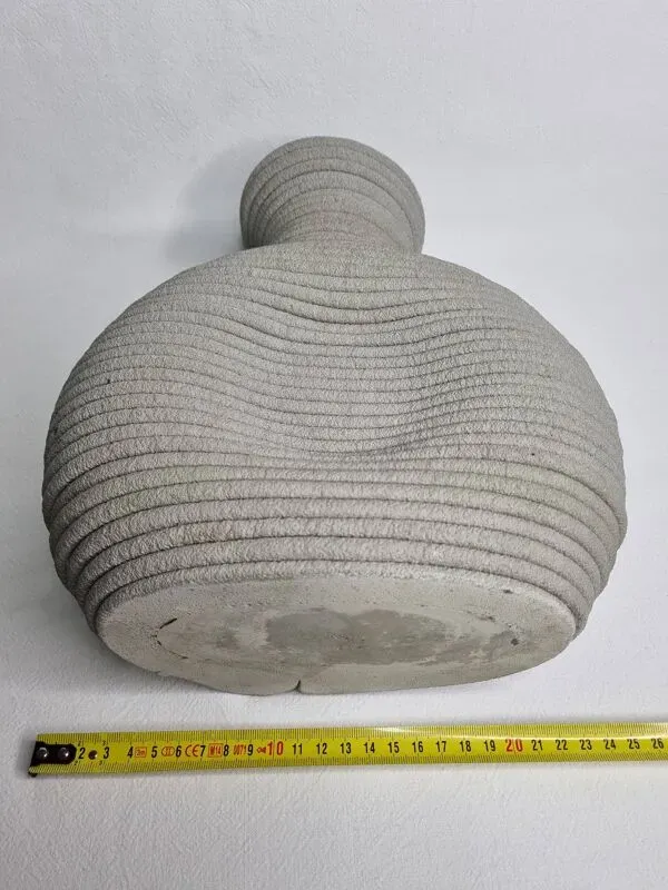Illustration numéro 5 du produit Vase brutaliste en ciment texturé