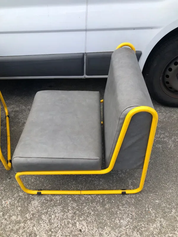 Illustration numéro 5 du produit Paire de chauffeuses design Henri Julien