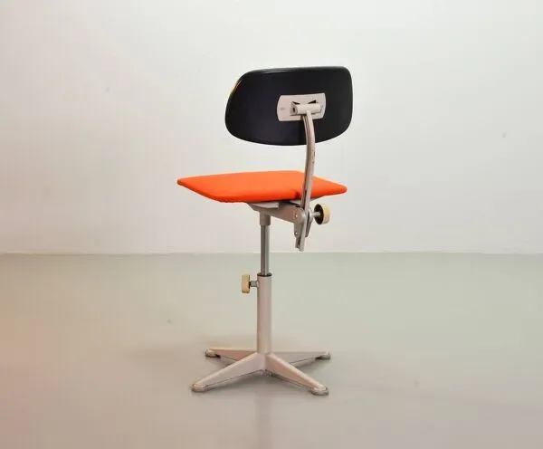 Illustration numéro 5 du produit Chaise de bureau industrielle Ahrend De Cirkel avec revêtement en tissu orange, années 1950
