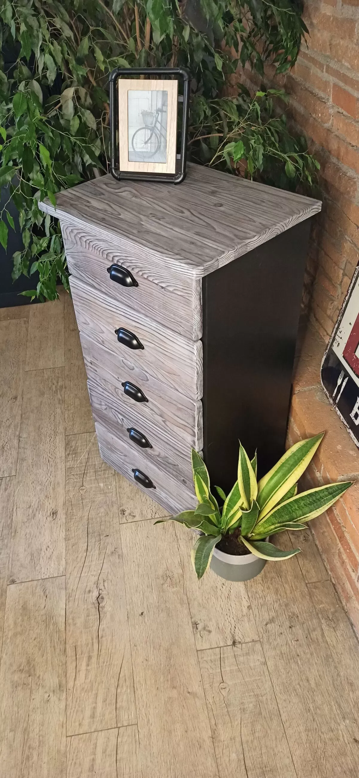 Illustration numéro 5 du produit Chiffonnier grisé 5 tiroirs