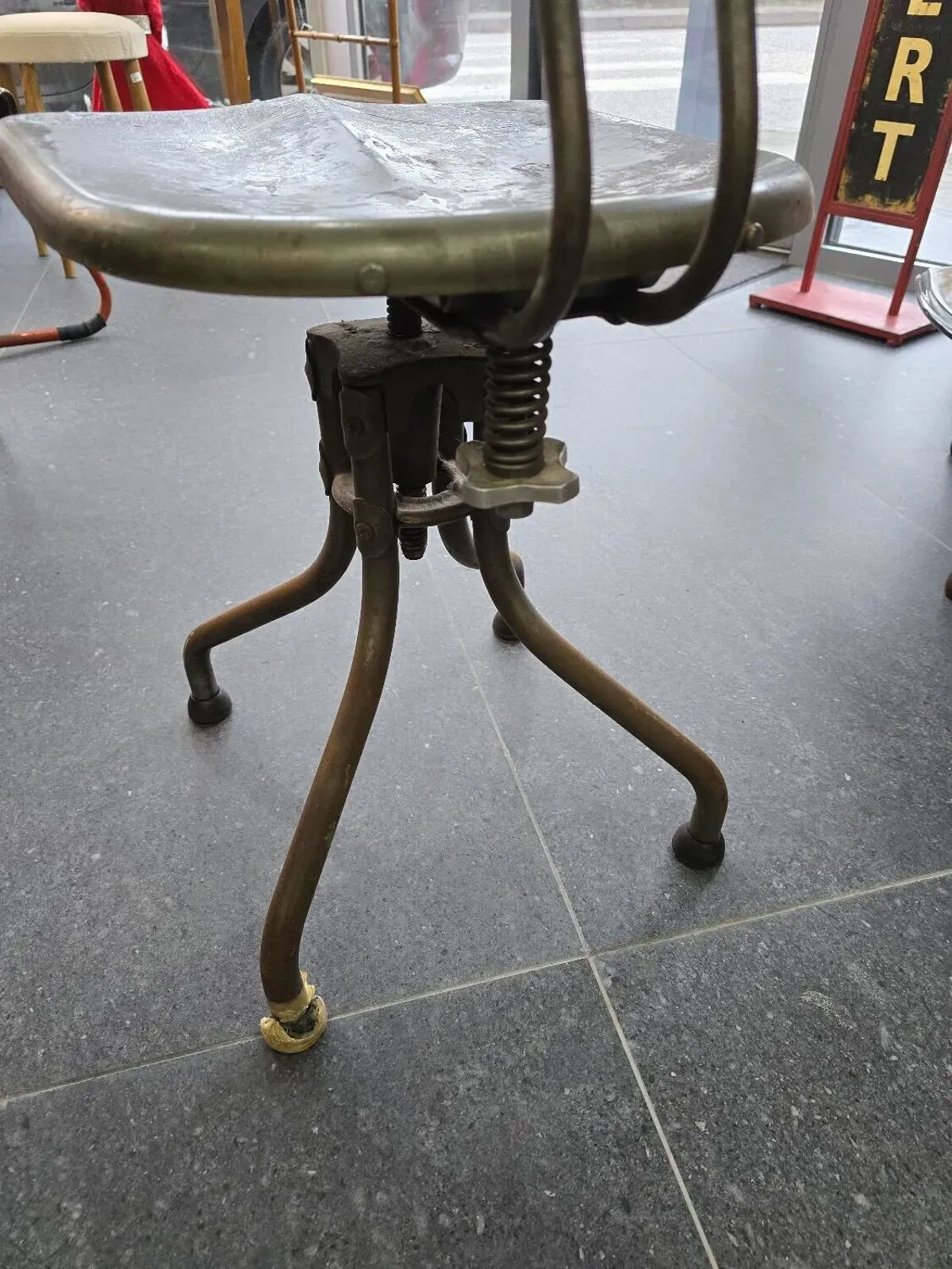 Illustration numéro 5 du produit Chaise industriel M42 par henrie lieber pour flambo