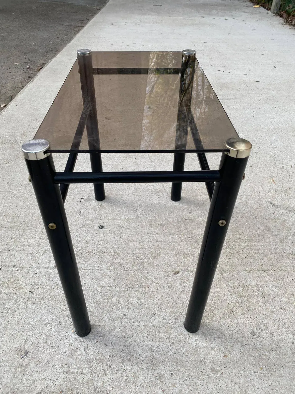 Illustration numéro 5 du produit 3 tables basses gigognes industrielles noires en verre Yves Boutboul 1970