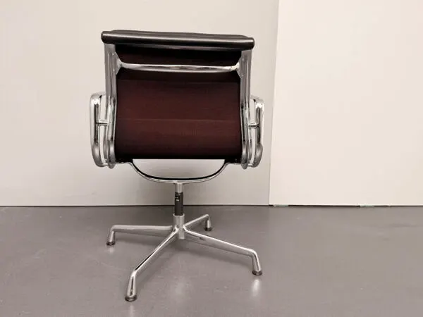 Illustration numéro 5 du produit Fauteuils Soft Pad Alu EA 208 par Charles et Ray Eames pour Vitra, Allemagne, années 1970.