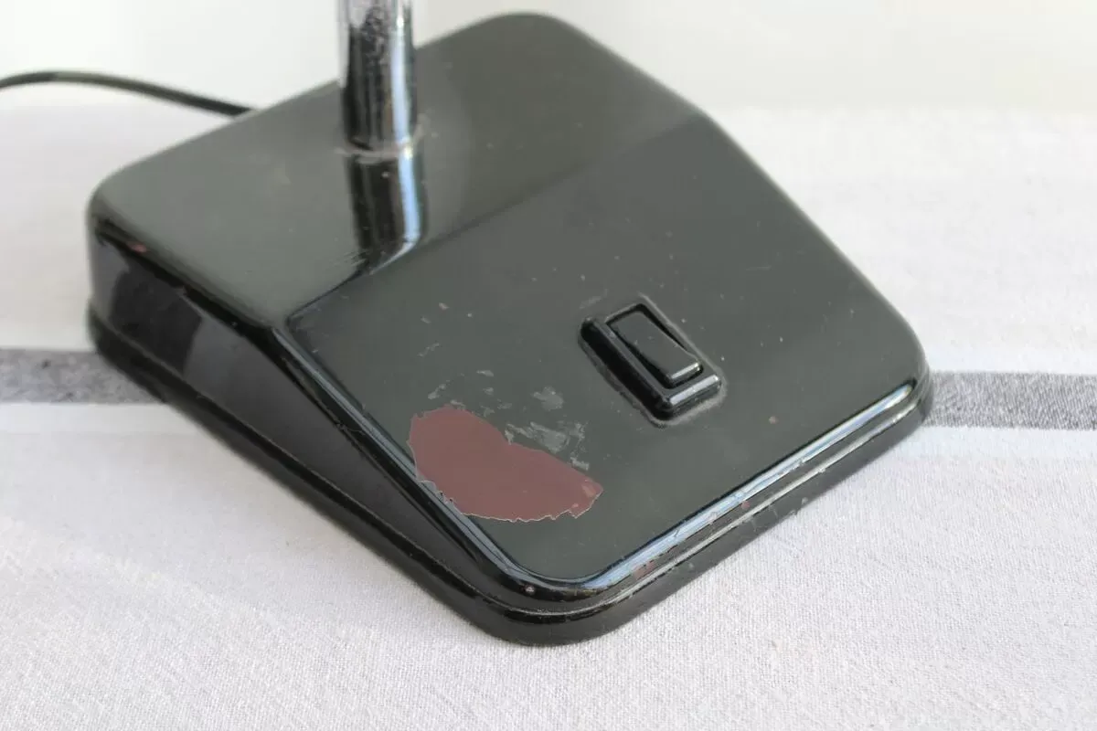 Illustration numéro 5 du produit Lampe en métal