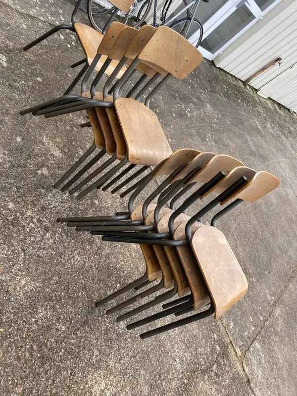 Illustration numéro 5 du produit Chaises d'école