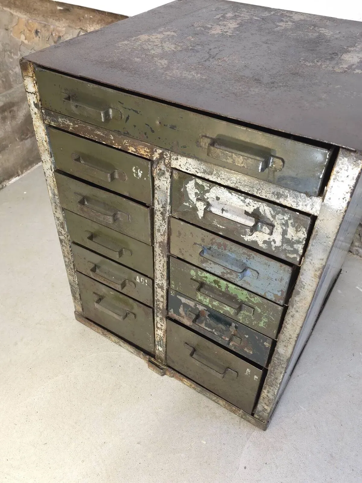 Illustration numéro 5 du produit Meuble de métier de l'armée française à tiroirs