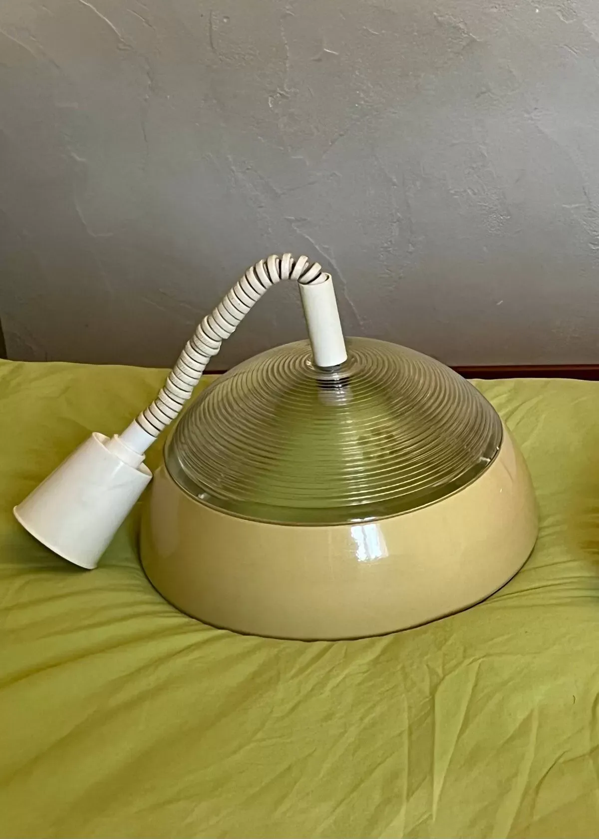 Illustration numéro 5 du produit Supenspension space-age en verre holophane et métal laqué années 70.