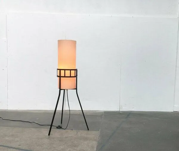 Illustration numéro 5 du produit Lampadaire trépied fusée de la RDA de l'Allemagne de l'Est du milieu du siècle par Leuchtenbau Saller, années 1960