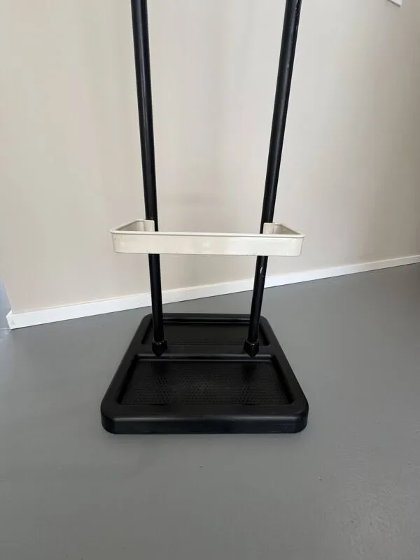 Illustration numéro 5 du produit Porte-manteau Manade signé Jean-Pierre Vitrac