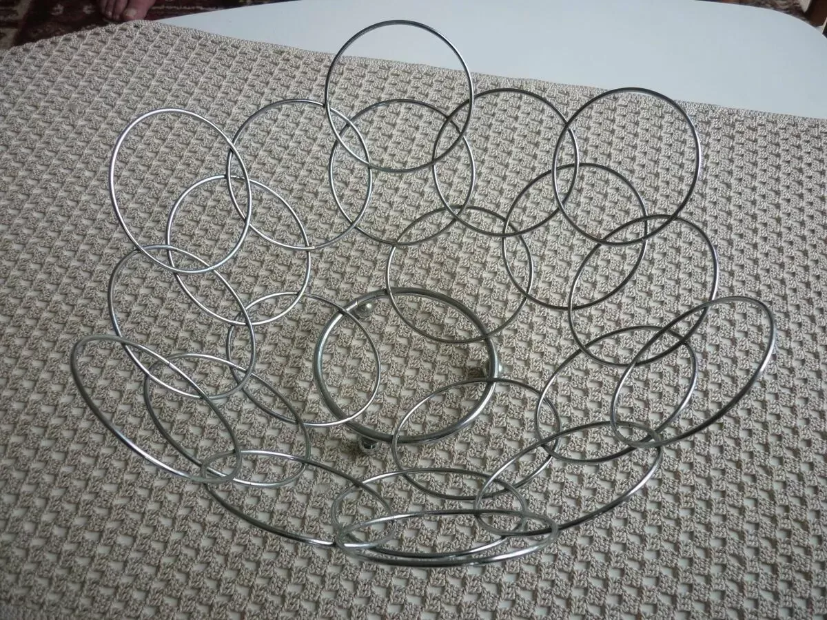 Illustration numéro 5 du produit Panier coupe à fruits en fil de métal, pieds boules