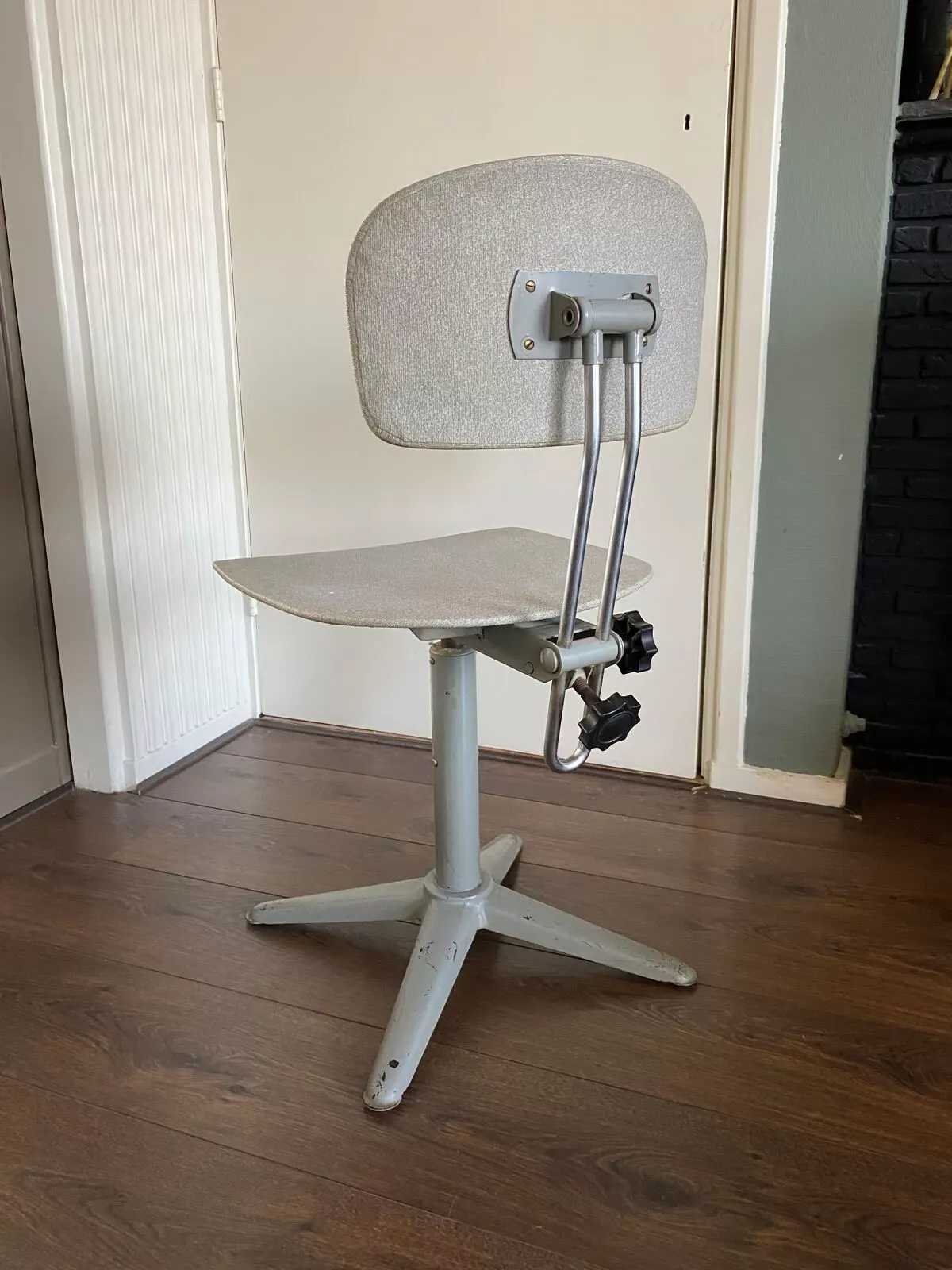 Illustration numéro 5 du produit Chaise de bureau industrielle vintage, années 1950