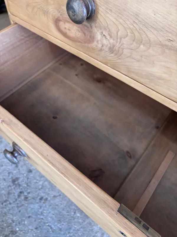 Illustration numéro 5 du produit Commode ancienne / meuble de métier