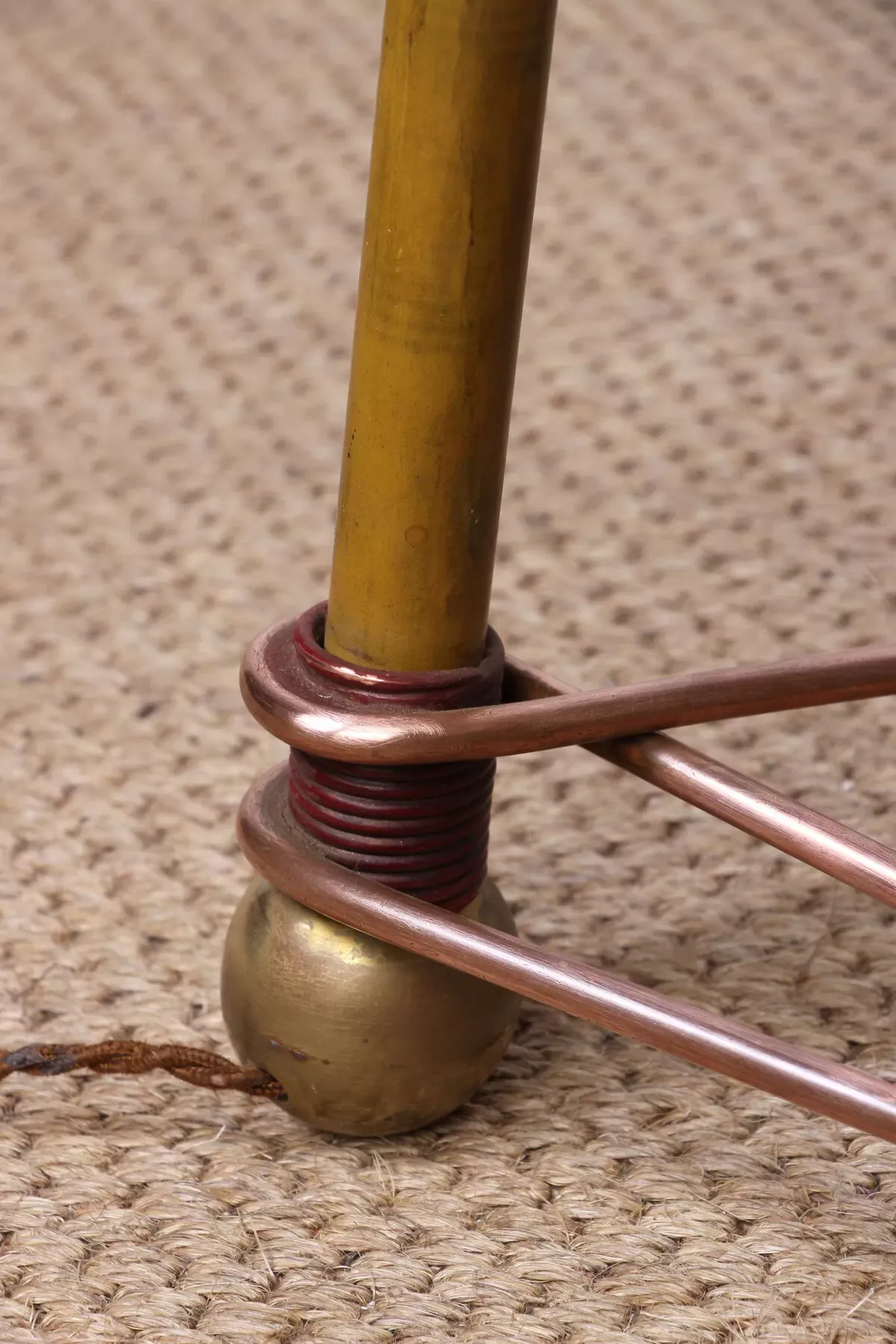 Illustration numéro 5 du produit Lampadaire italien en laiton a fut conique réglable en inclinaison et en hauteur 1950