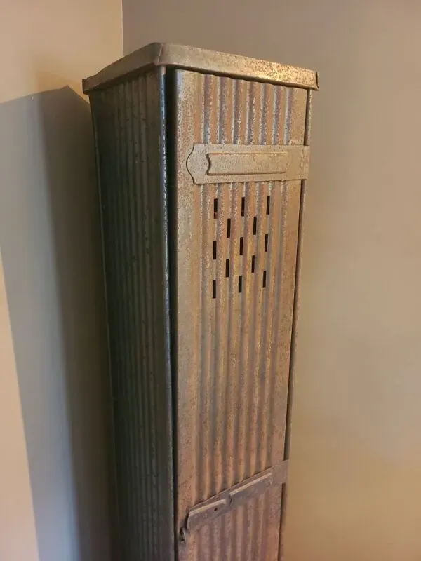 Illustration numéro 5 du produit Ancien vestiaire Strafor 1 porte industriel