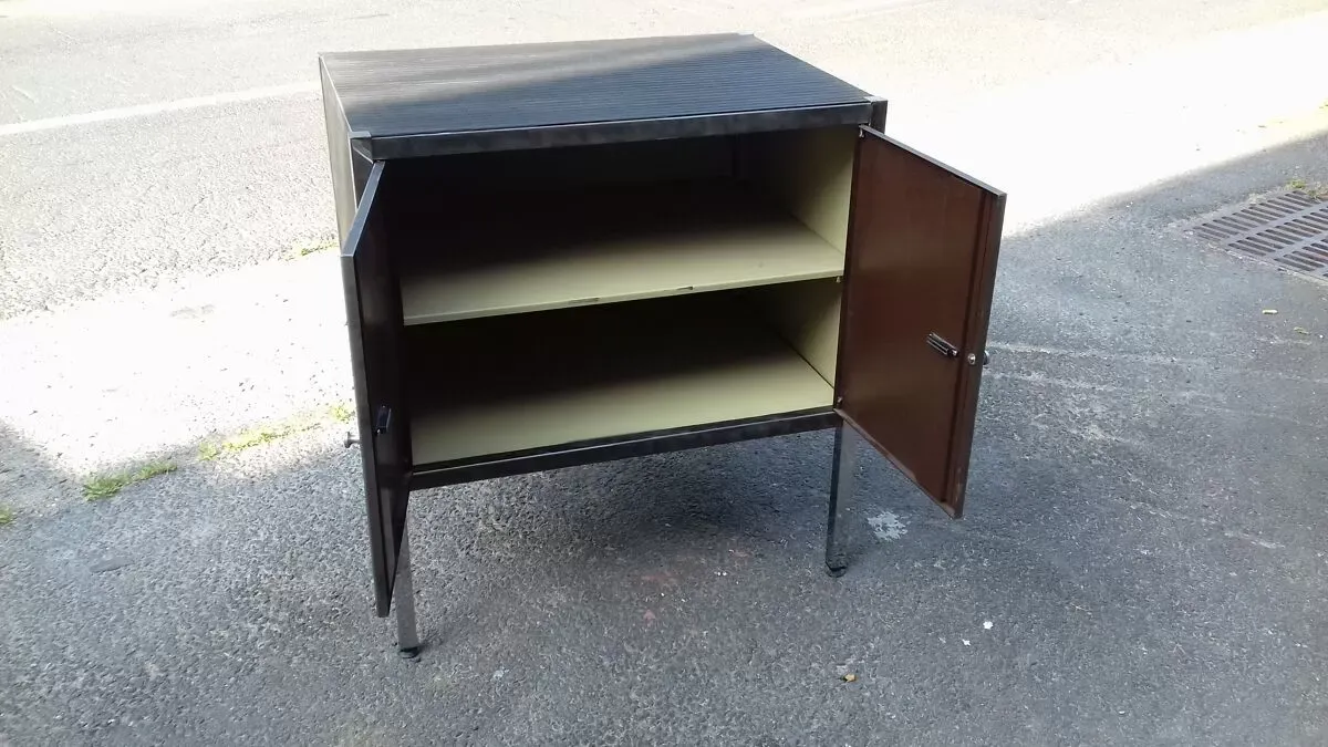 Illustration numéro 5 du produit Meuble industriel genre buffet vers 1960 en acier poli et vernis mat