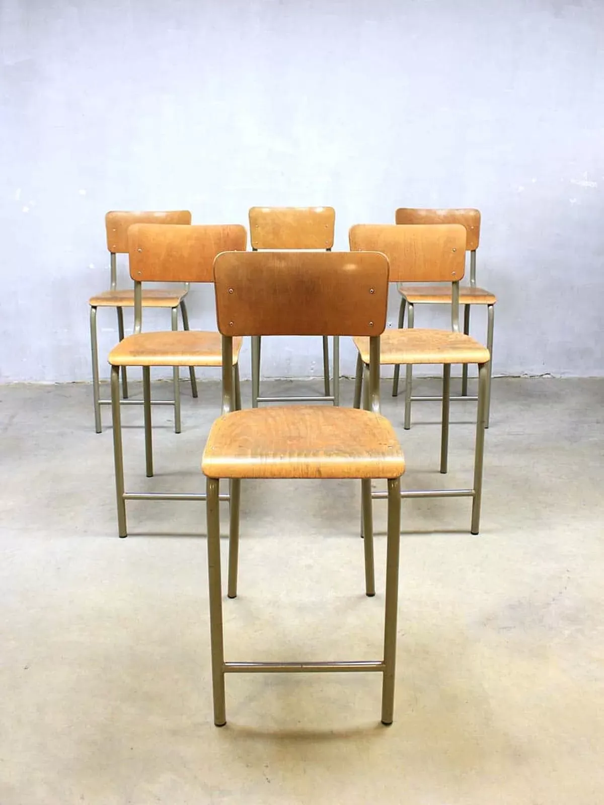 Illustration numéro 5 du produit Vintage industrial Chair