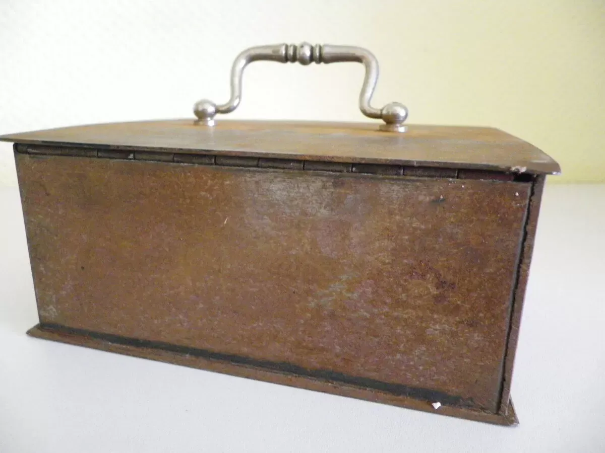 Illustration numéro 5 du produit Ancienne caisse ''coffret-fort'' des années 1920 de style industriel