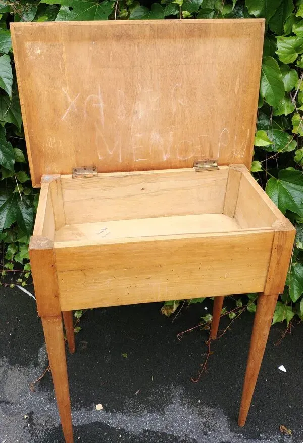 Illustration numéro 5 du produit Pupitre années 60 avec pieds compas