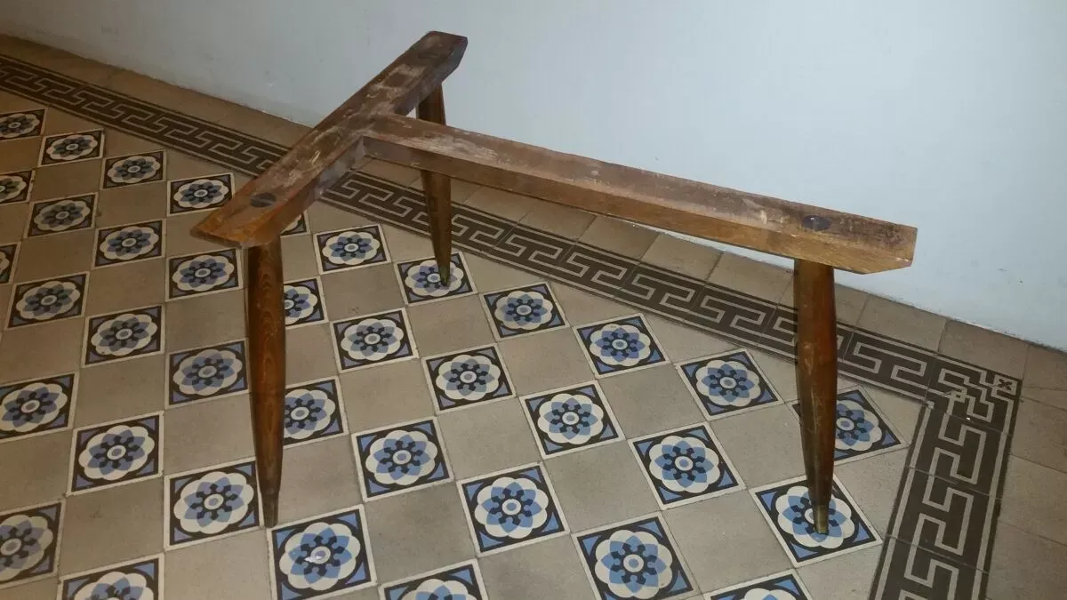 Illustration numéro 5 du produit Table basse tripode années 50/60 forme rein Skai noir