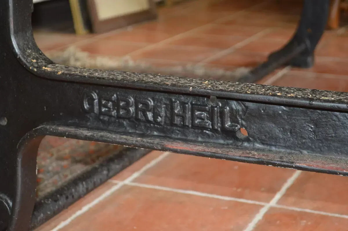 Illustration numéro 5 du produit Table industrielle en fonte et plateau en bois