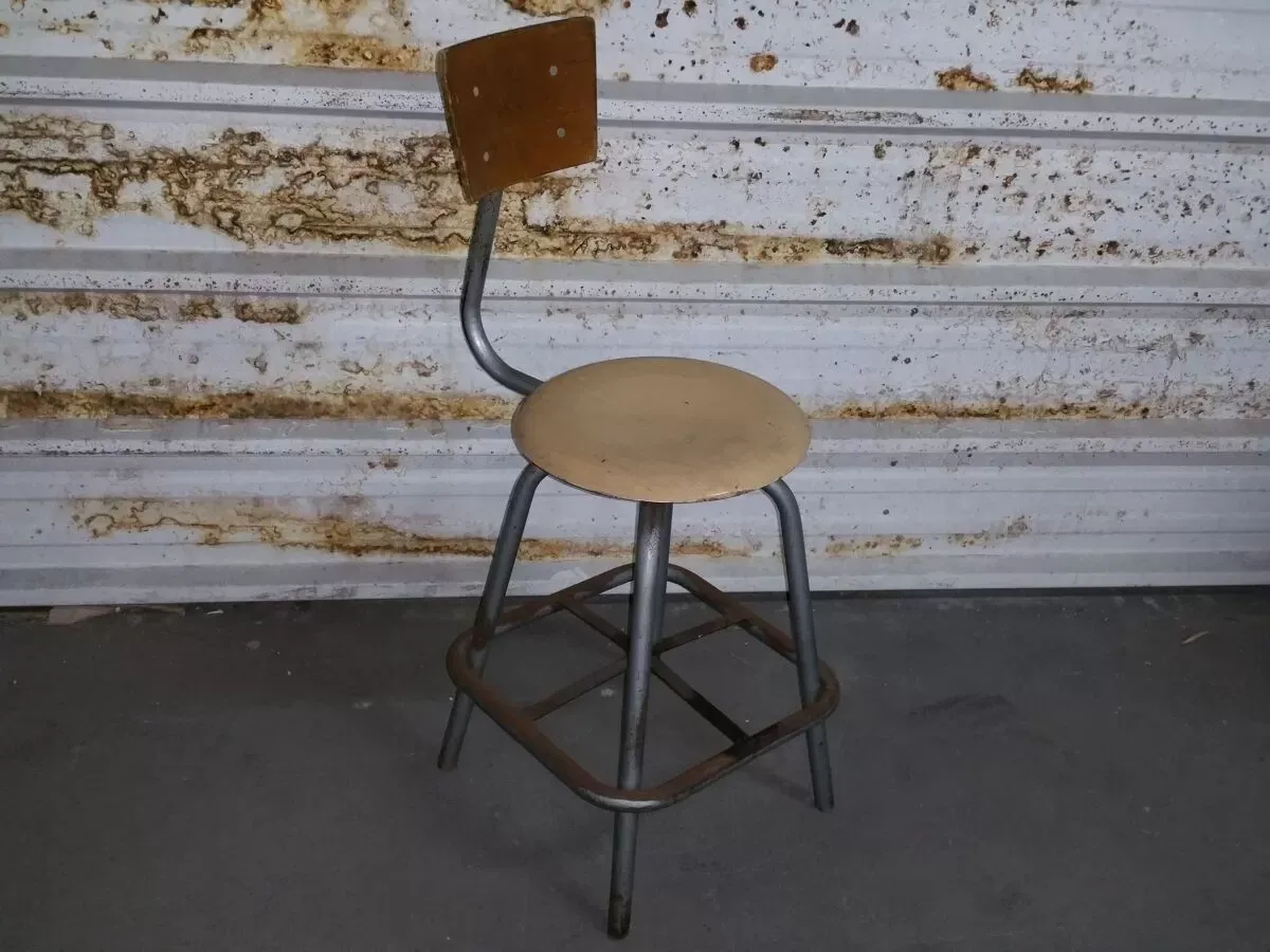 Illustration numéro 5 du produit Tabouret usine queue de baleine