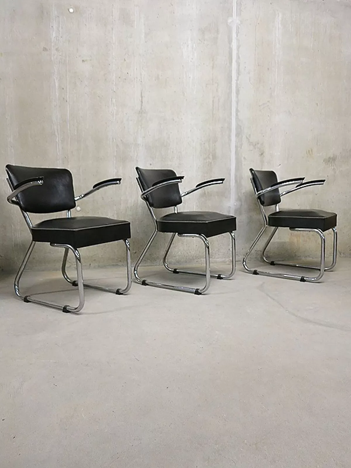 Illustration numéro 5 du produit Industrial design tube chairs