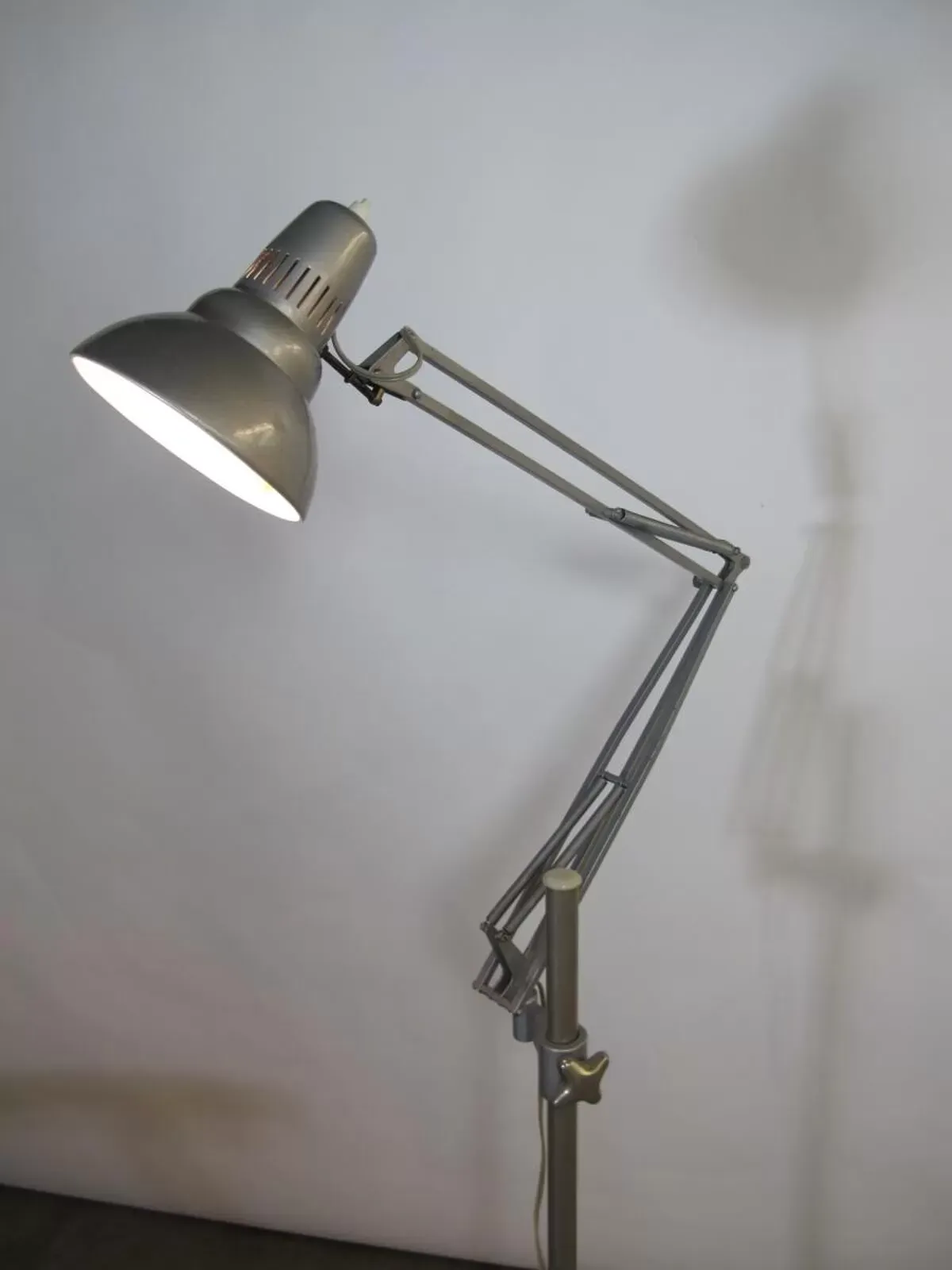 Illustration numéro 5 du produit Lamppost anglepoise vintage with wheels of ASEA 1950 s